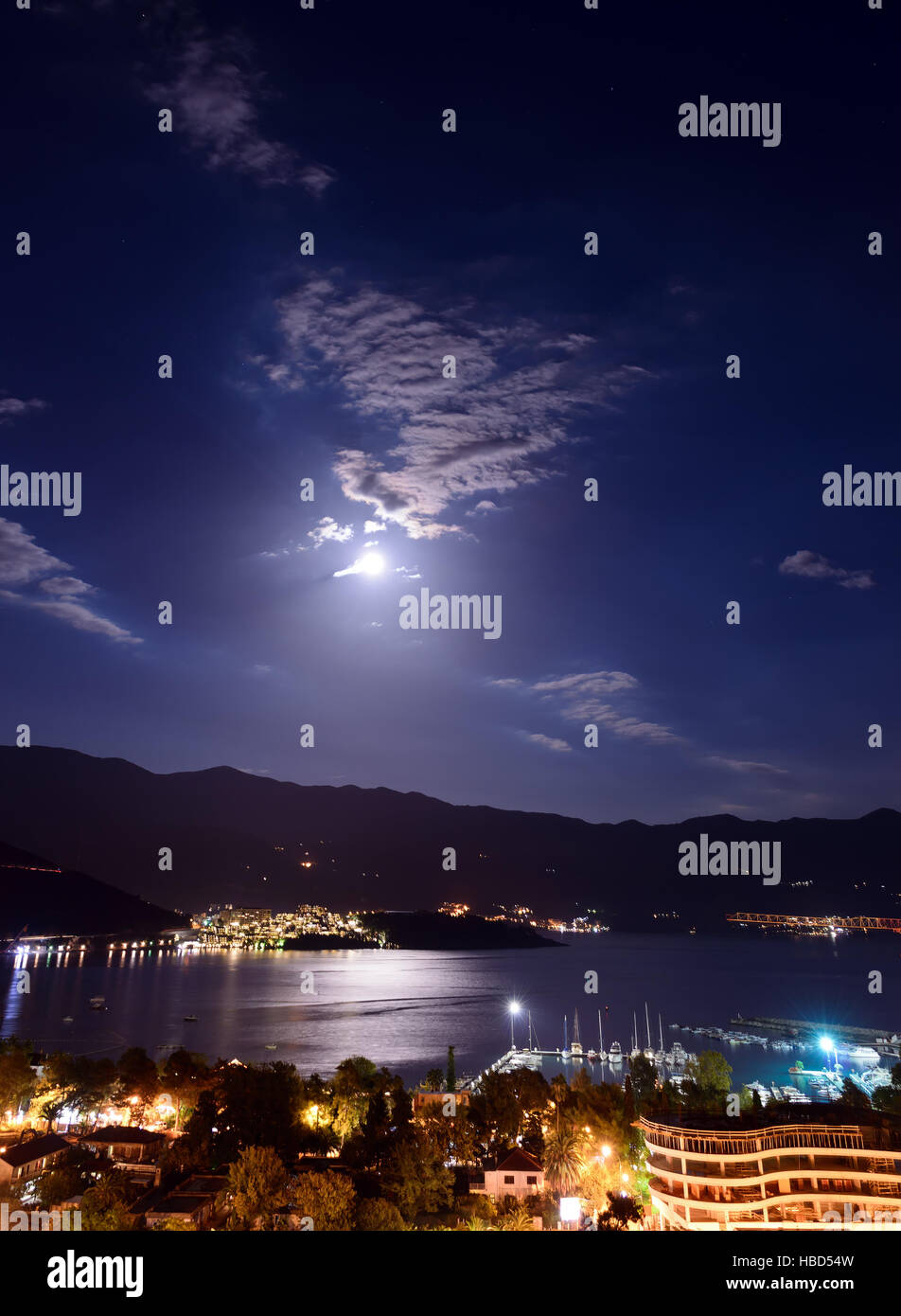 La città di Budva e baia di notte, Montenegro, l'Europa. Street e luce lunare, vista verticale Foto Stock