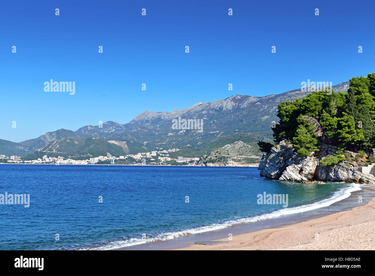 Mediterraneo mare Adriatico il paesaggio nei pressi di Budva, Montenegro, l'Europa. Foto Stock
