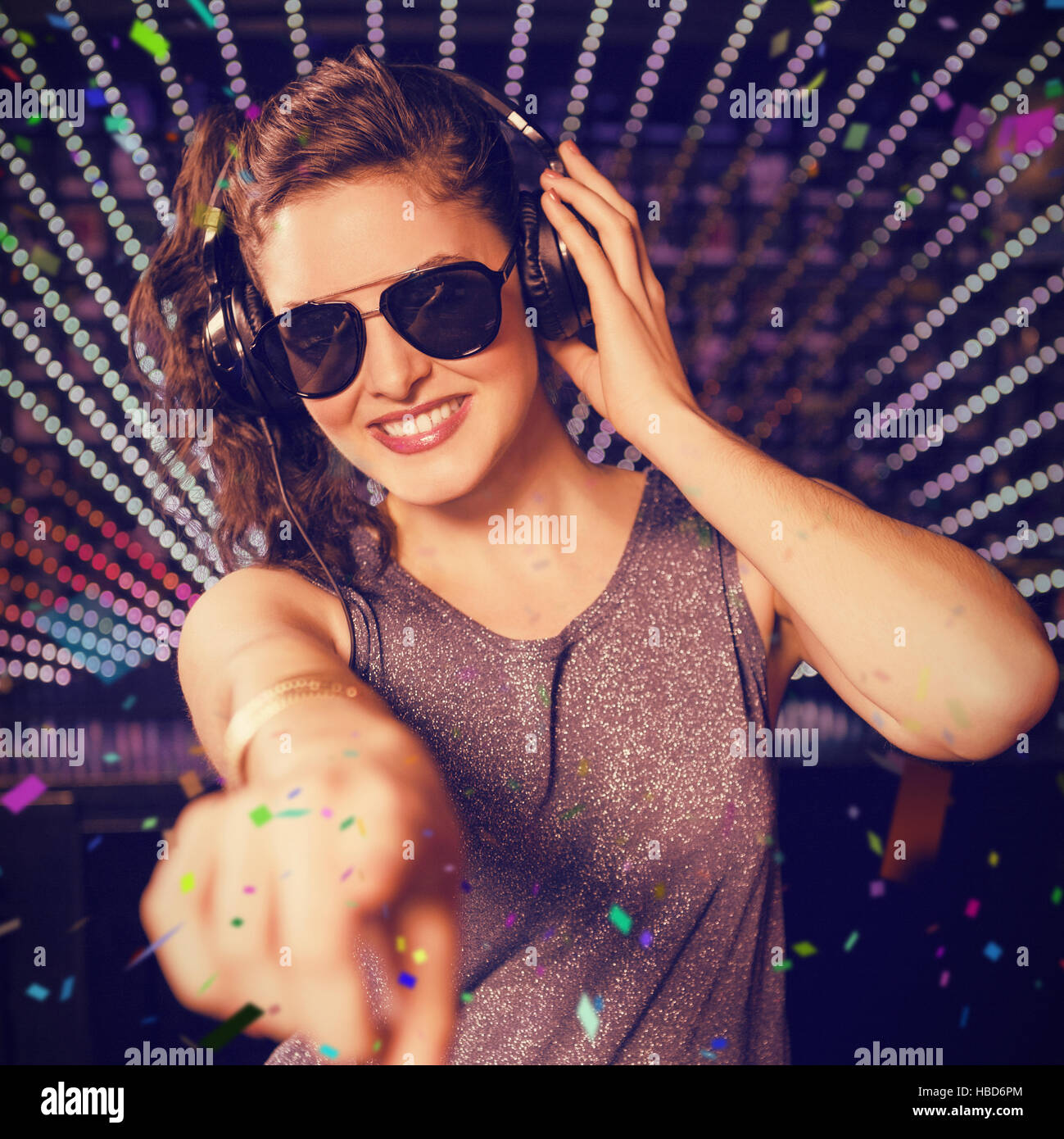 Immagine composita della bella femmina dj riproduzione di musica Foto Stock