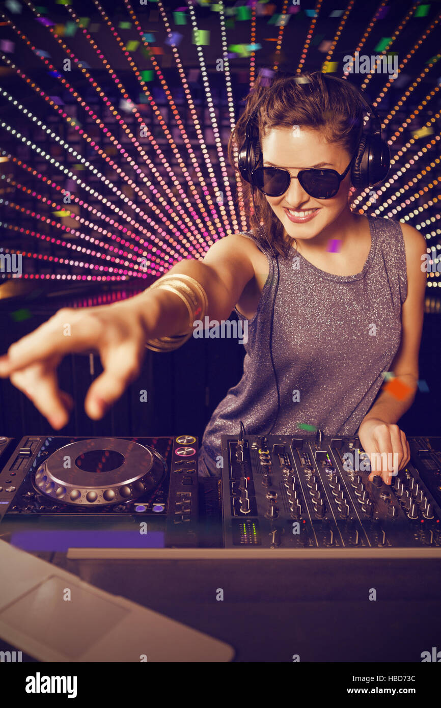 Immagine composita della bella femmina dj riproduzione di musica Foto Stock