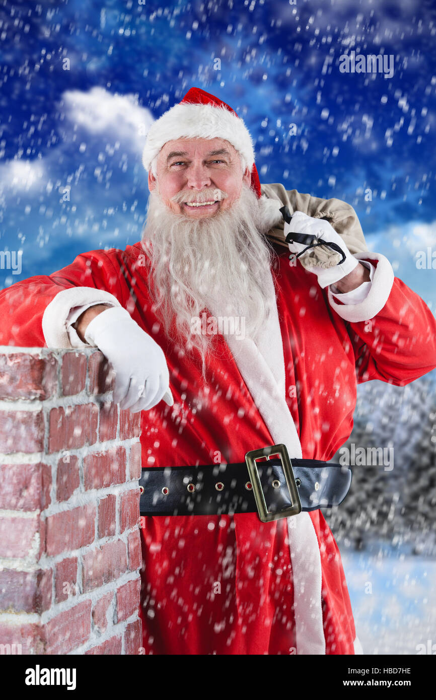 Immagine composita del ritratto di santa claus borsa piena di regali Foto Stock