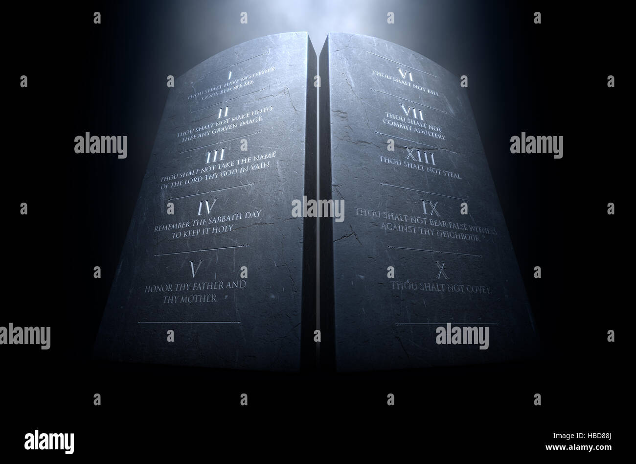 Un 3D rendering di due tavolette di pietra con i dieci comandamenti incisi su di essi illuminato da una drammatica riflettori su uno sfondo scuro Foto Stock