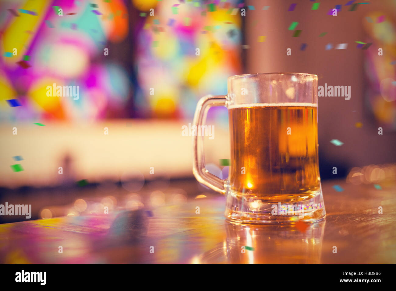 Immagine composita del boccale di birra sul contatore Foto Stock