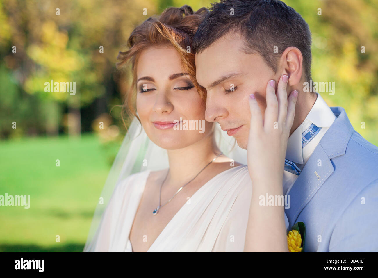 Lo sposo abbraccia delicatamente la sposa Foto Stock