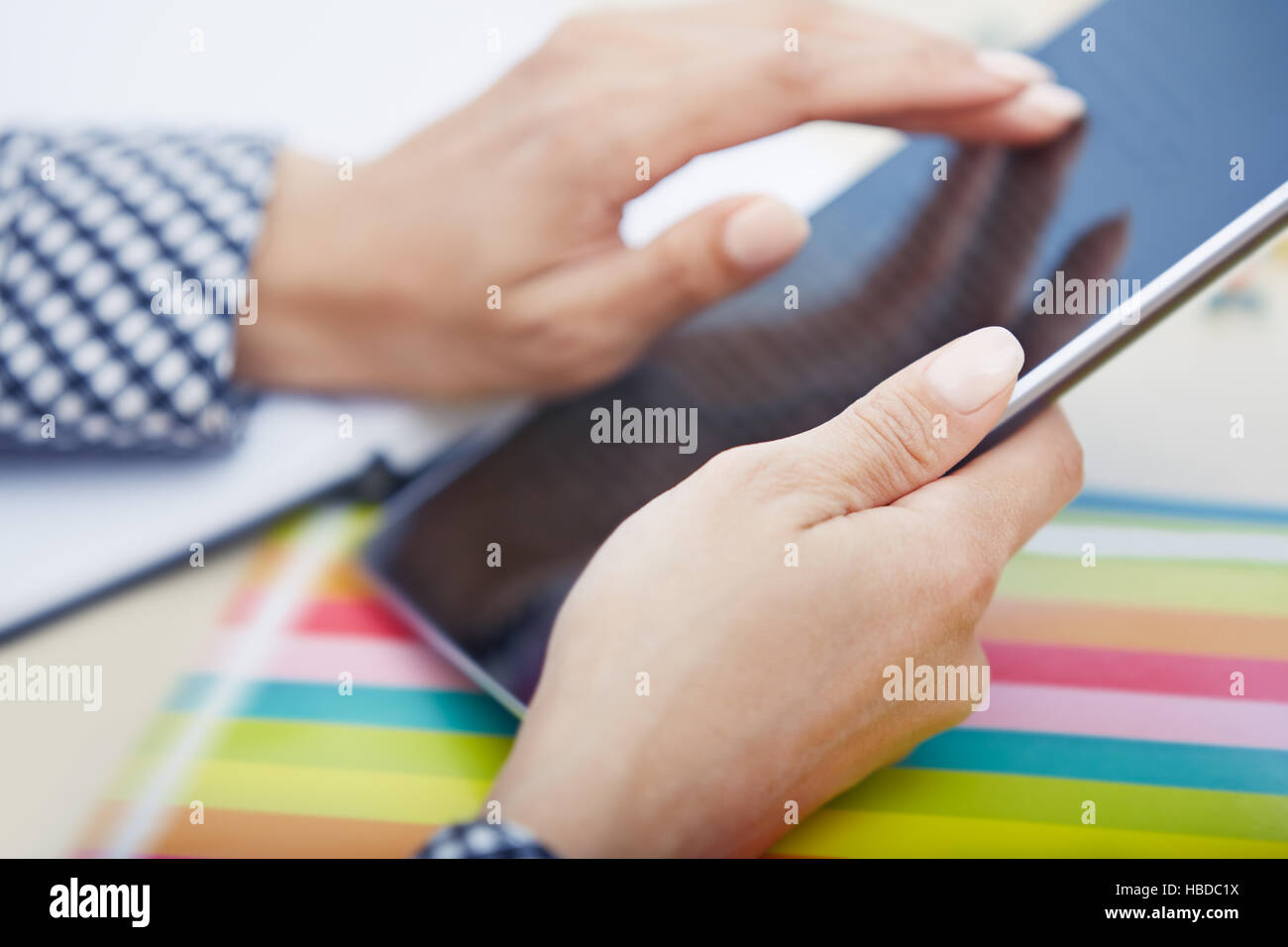 Tavoletta digitale in ufficio Foto Stock