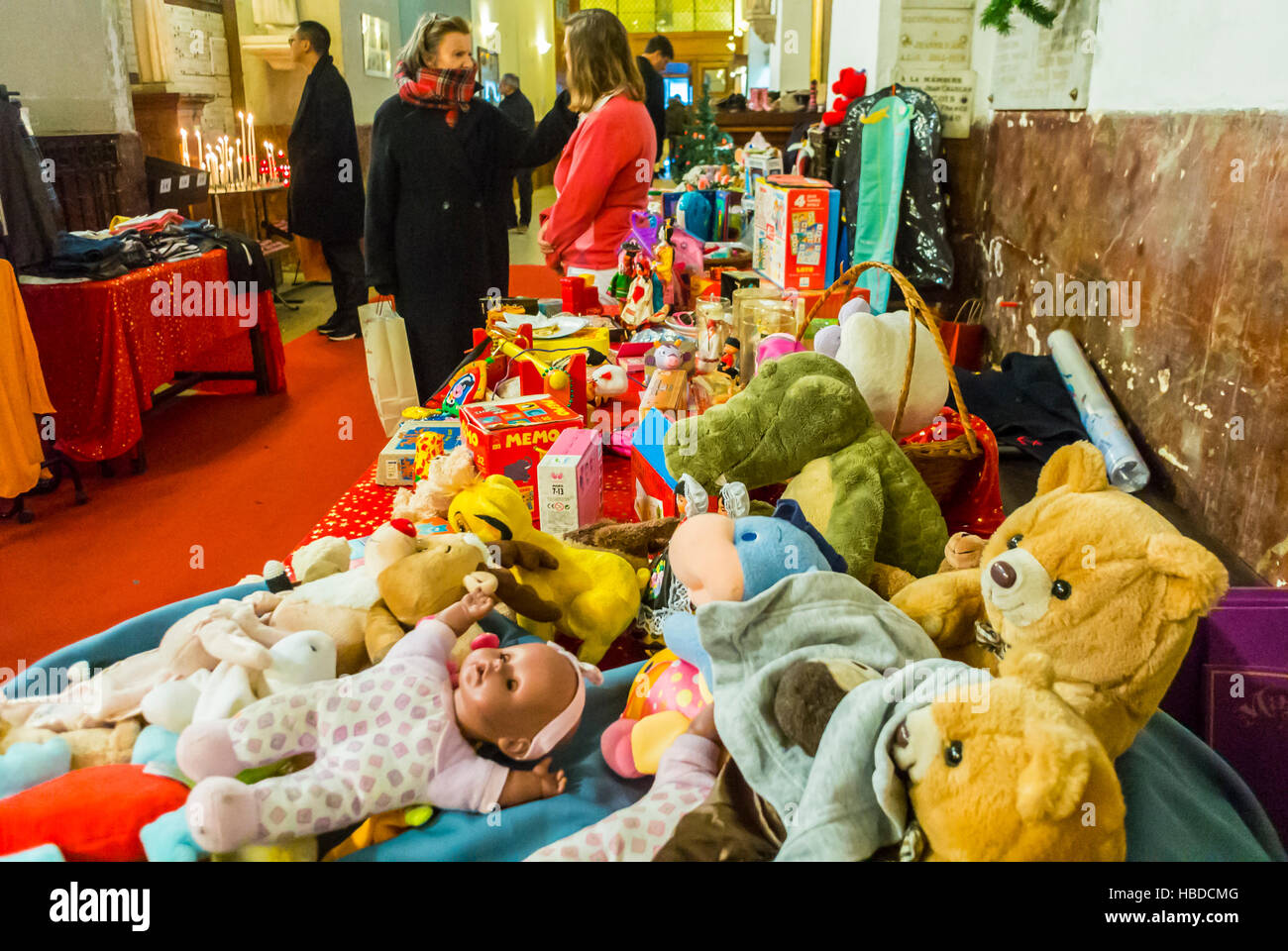 Parigi, Francia, negozi francesi, all'interno dell'insolito mercatino di Natale di Parigi nella chiesa di le Marais (Paroisse Notre-da-me des Blancs-Manteaux »), Natale a Parigi, giocattoli d'epoca Foto Stock