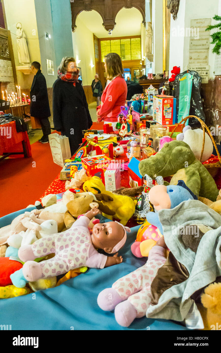 Parigi, Francia, negozi francesi, all'interno di un insolito mercatino di Natale nella chiesa di le Marais (Paroisse Notre-da-me des Blancs-Manteaux »), Natale a Parigi, vintage, shopping natalizio nei negozi Foto Stock