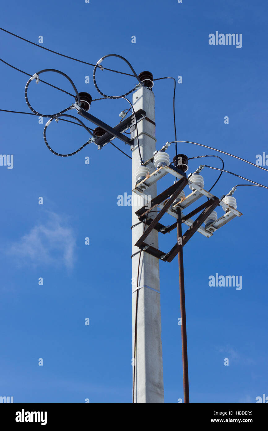 Apparecchiature elettriche su una colonna di cemento Foto Stock