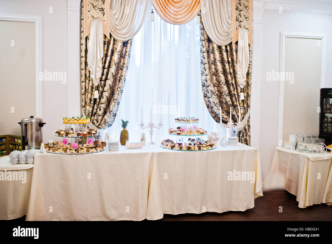 Ricevimento di nozze, tabella di torte e dolci Foto Stock