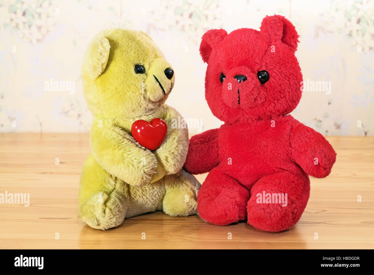 L'amicizia tra i giocattoli, giallo orso e orso rosso Foto Stock