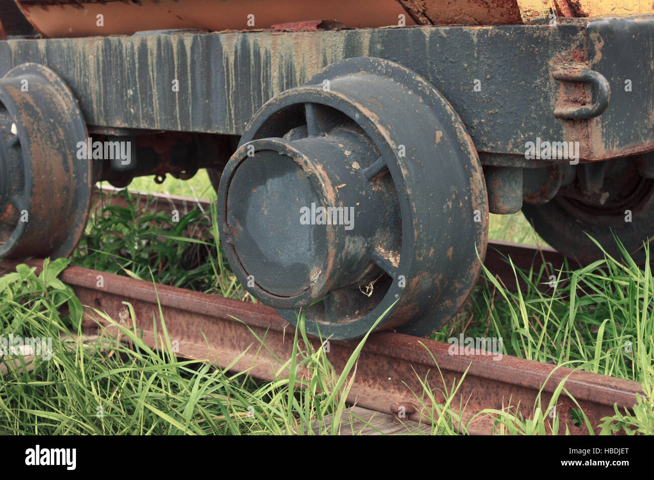 Rusty inesigibili auto industriale su rotaie Foto Stock