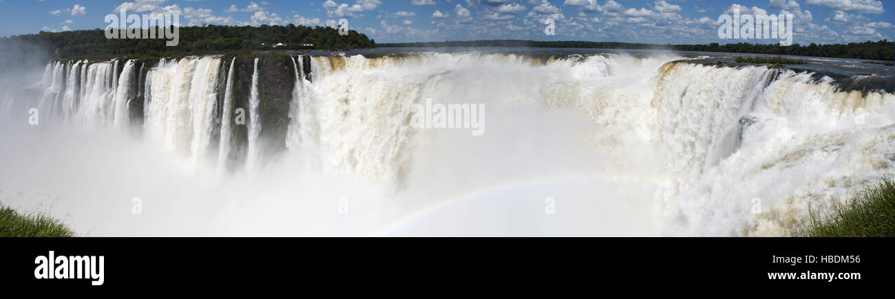 Iguazu: vista panoramica spettacolare Garganta del Diablo, la Gola del Diavolo, la più suggestiva gola delle Cascate di Iguassù Foto Stock
