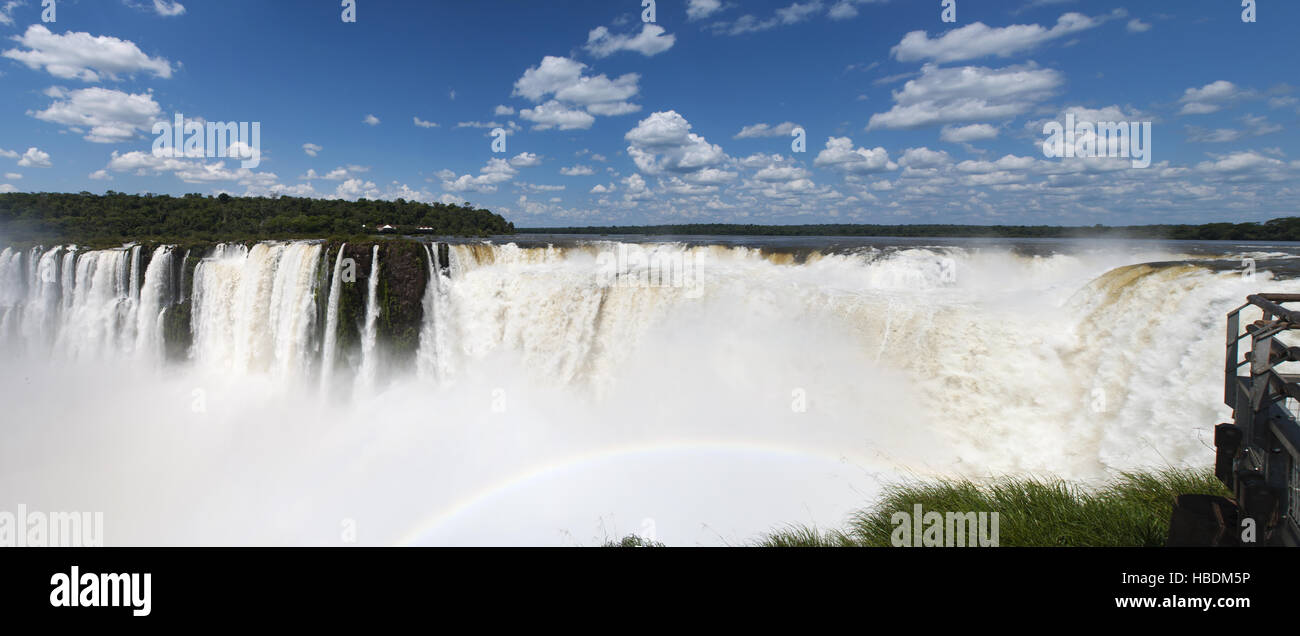 Iguazu: vista panoramica spettacolare Garganta del Diablo, la Gola del Diavolo, la più suggestiva gola delle Cascate di Iguassù Foto Stock