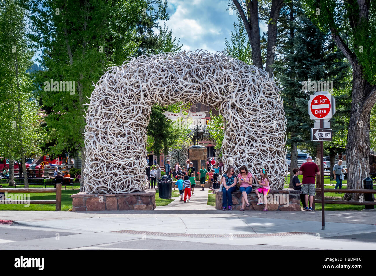 Ingresso al parco in Jackson Hole, Wyoming creato da migliaia di scartato corna di alce impilati Foto Stock