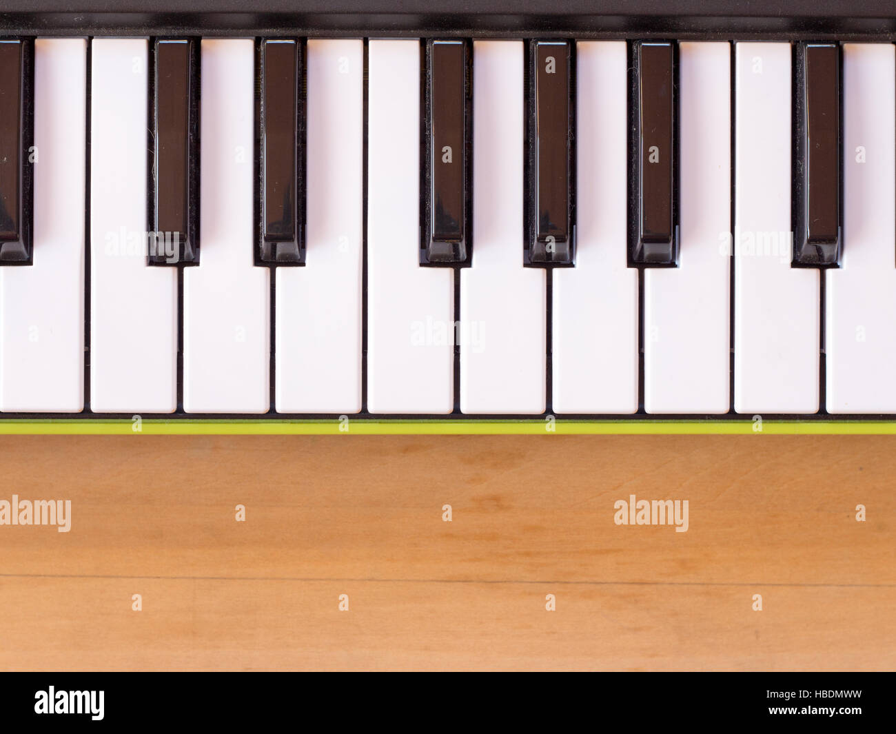 Tastiera del mini pianoforte digitale sul tavolo di legno Foto stock - Alamy