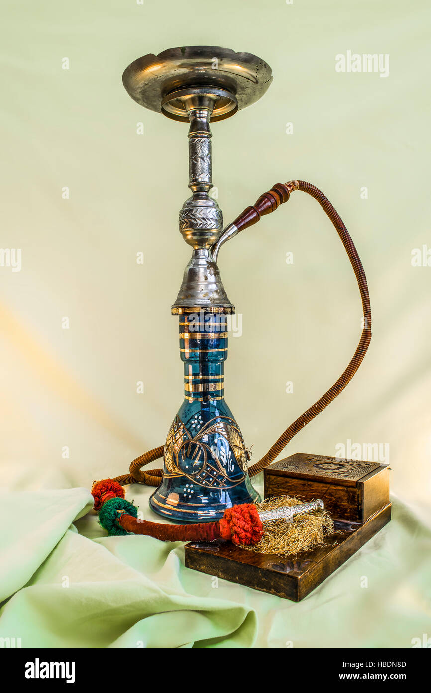 Ancora in vita con tubo di acqua. Nargile-Hookah con apparecchiature inciso Foto Stock