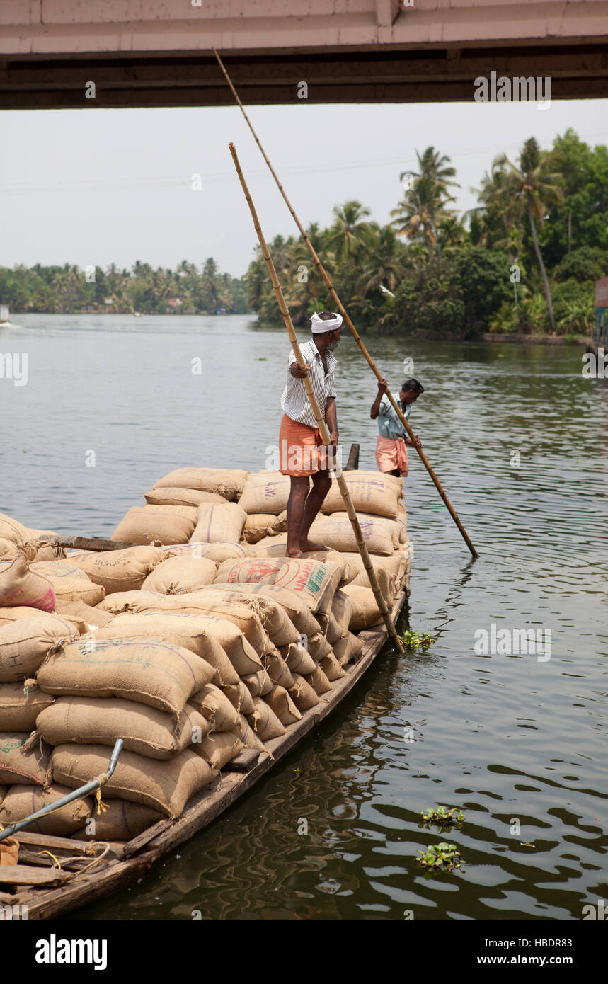 A pieno carico della chiatta da riso vicino a Alappuzha (Alleppey), Kerala, India, Foto Stock