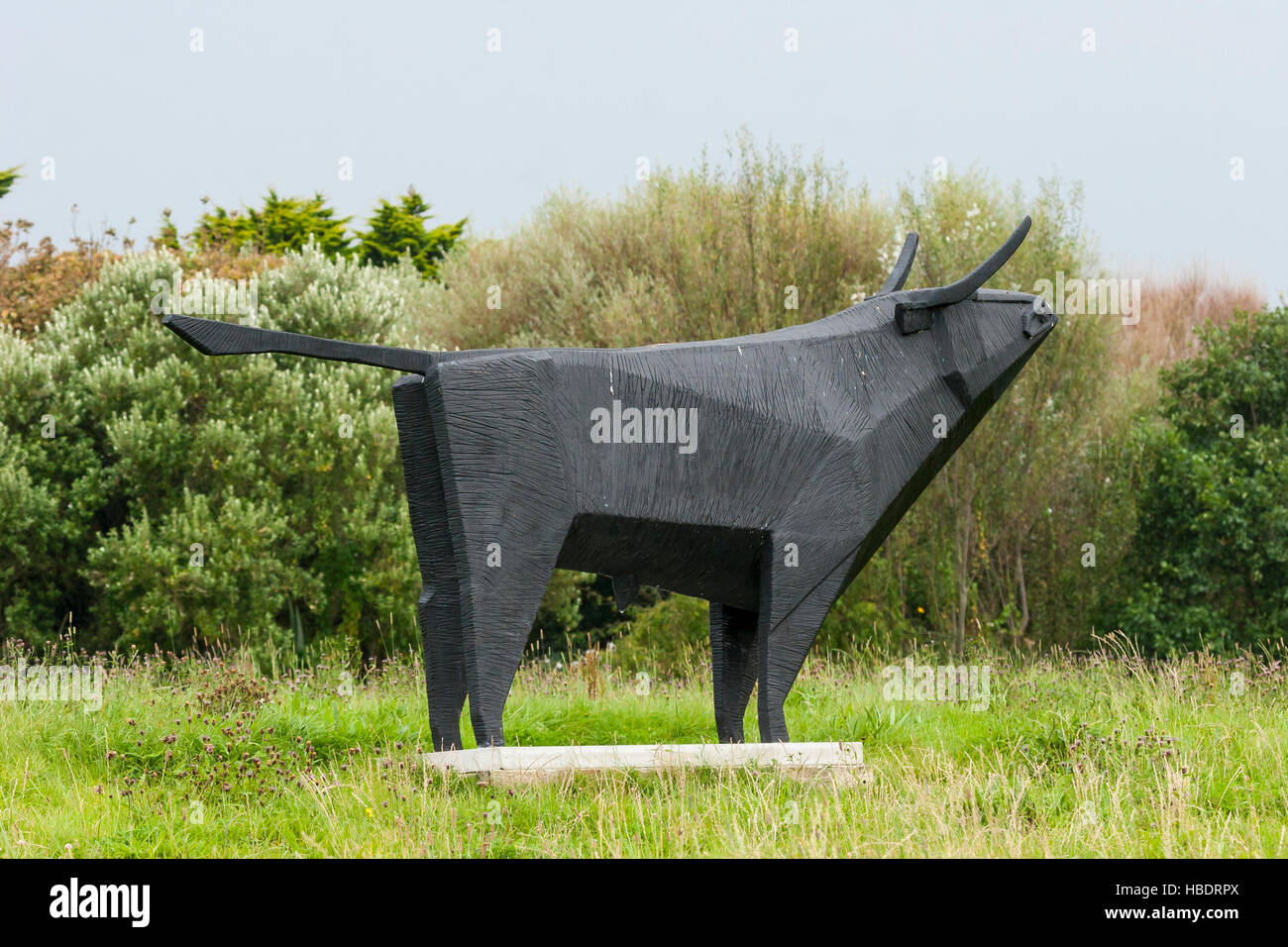 Arte moderna al di fuori di scultura di Bull in nero Foto Stock