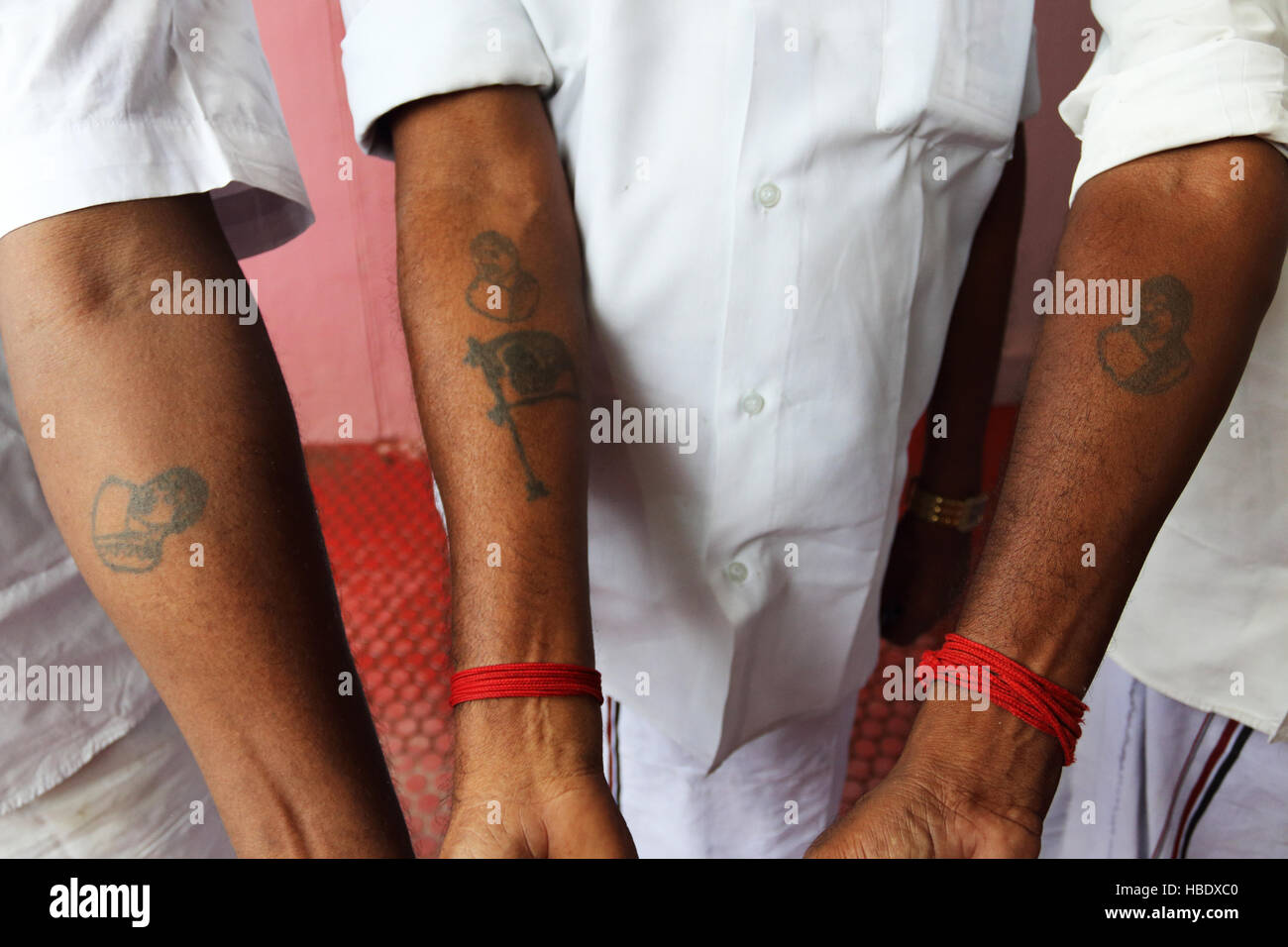 I devoti di Jayalalitha Jayaraman, ex attrice, ministro di stato del Tamil Nadu, mostrare loro Jayalalitha tatuaggi. Foto Stock
