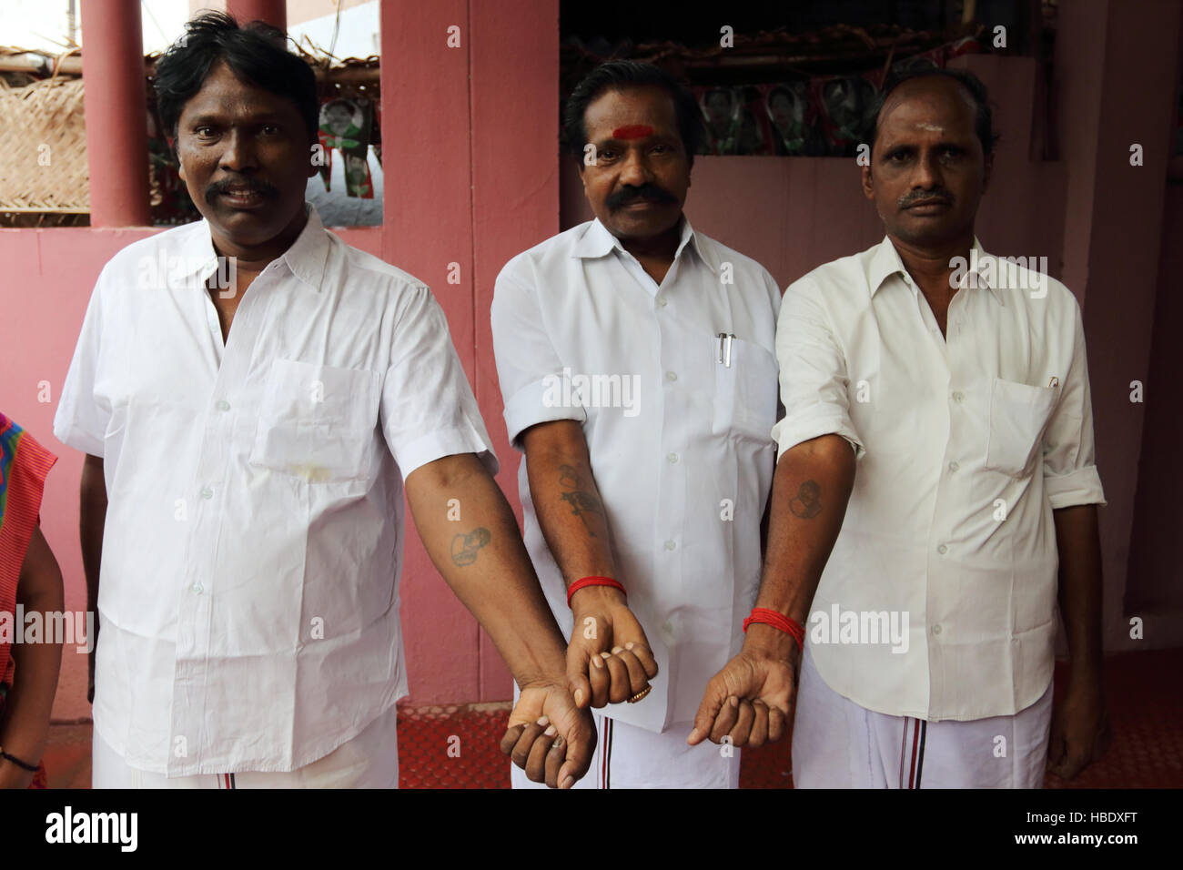 I devoti di Jayalalitha Jayaraman, ex attrice, ministro di stato del Tamil Nadu, pongono con tatuaggi del loro eroe politico. Foto Stock