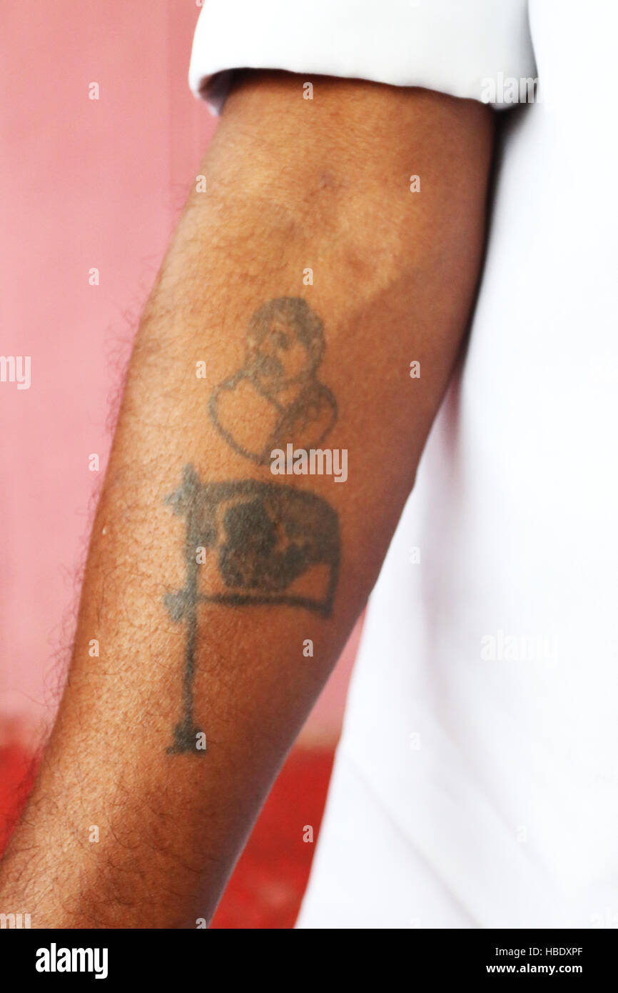 Un devoto di Jayalalitha Jayaraman, ex attrice, ministro di stato del Tamil Nadu, mostra il suo tatuaggio del suo eroe politico. Foto Stock