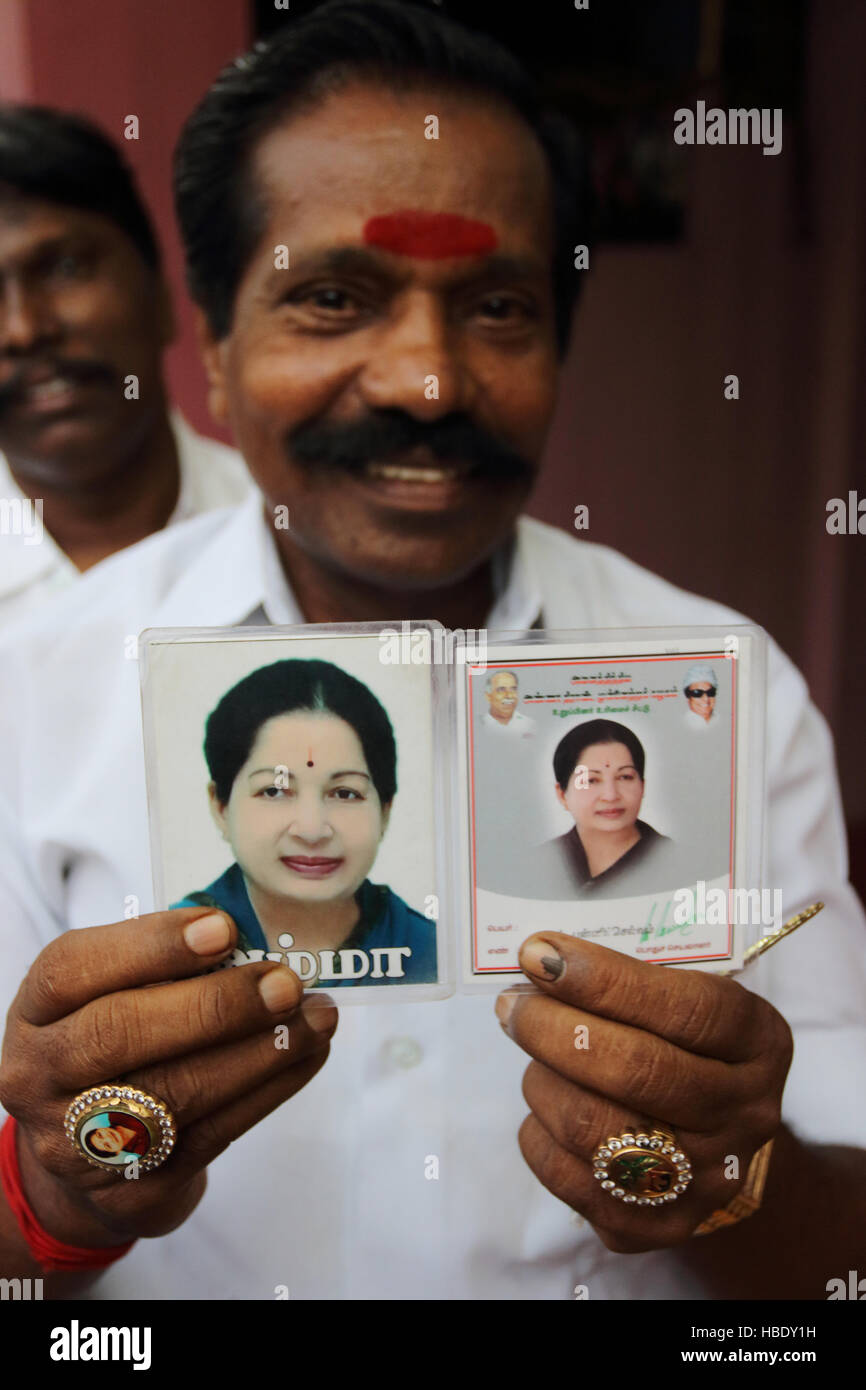 Devoto di Jayalalitha Jayaraman, ex attrice, ministro di stato del Tamil Nadu, posa con le foto del loro eroe politico. Foto Stock
