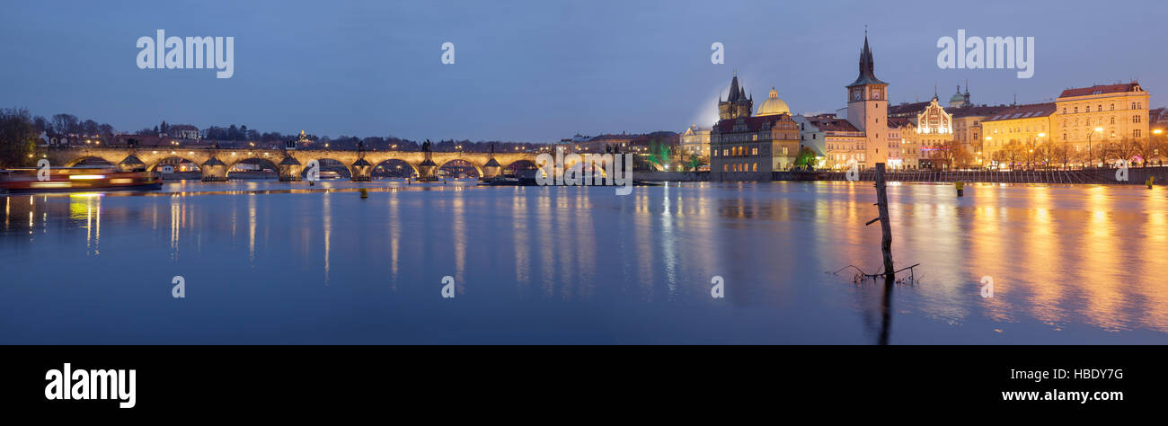 Vista del Ponte Carlo e dalla Città Vecchia oltre il Fiume Vlatva dall'isola Střelecký ostrov, Praga, Repubblica Ceca Foto Stock