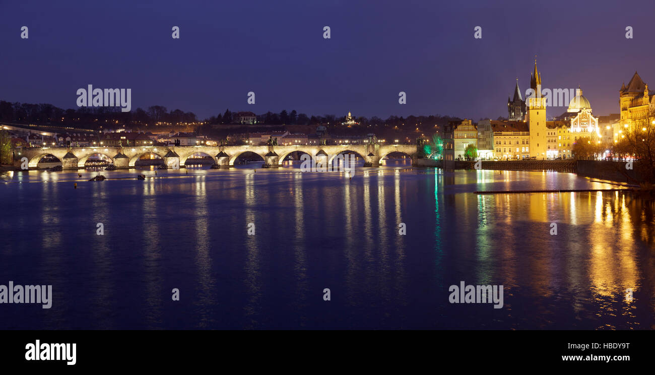Vista del Ponte Carlo e dalla Città Vecchia oltre il Fiume Vlatva dalla maggior parte ponte Legií, Praga, Repubblica Ceca Foto Stock