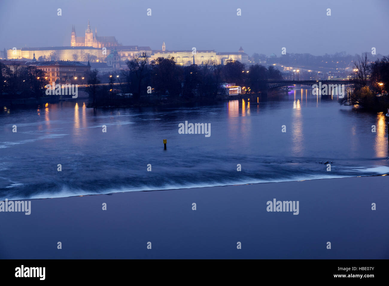 Blu nebbia ora vista del castello oltre il Fiume Vlatva, Praga, Repubblica Ceca Foto Stock