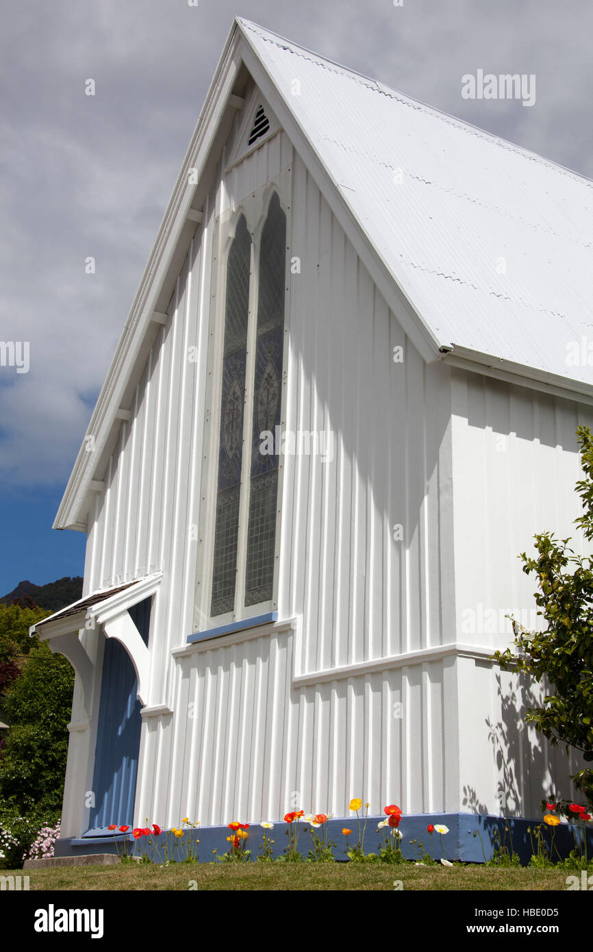 Fiori che crescono da uno storico di San Pietro Chiesa Anglicana in Akaroa resort town (Nuova Zelanda). Foto Stock