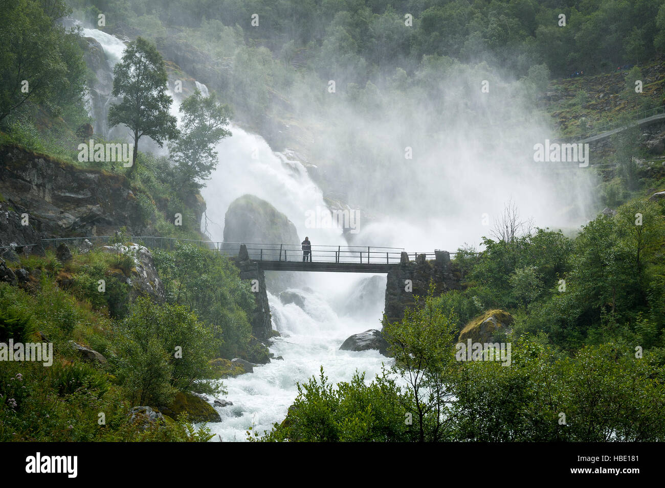 Tourist sul ponte e cascata schizzi Foto Stock