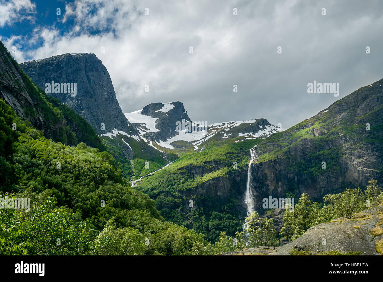 In Norvegia la natura con verdi pendii montani e le cascate di Briksdal Foto Stock