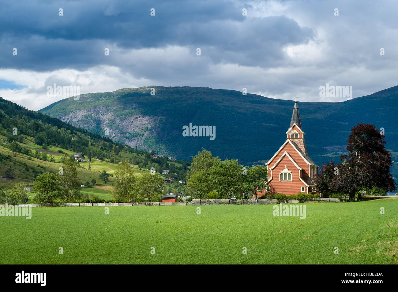 Nella piccola cappella in Norvegia i campi Foto Stock