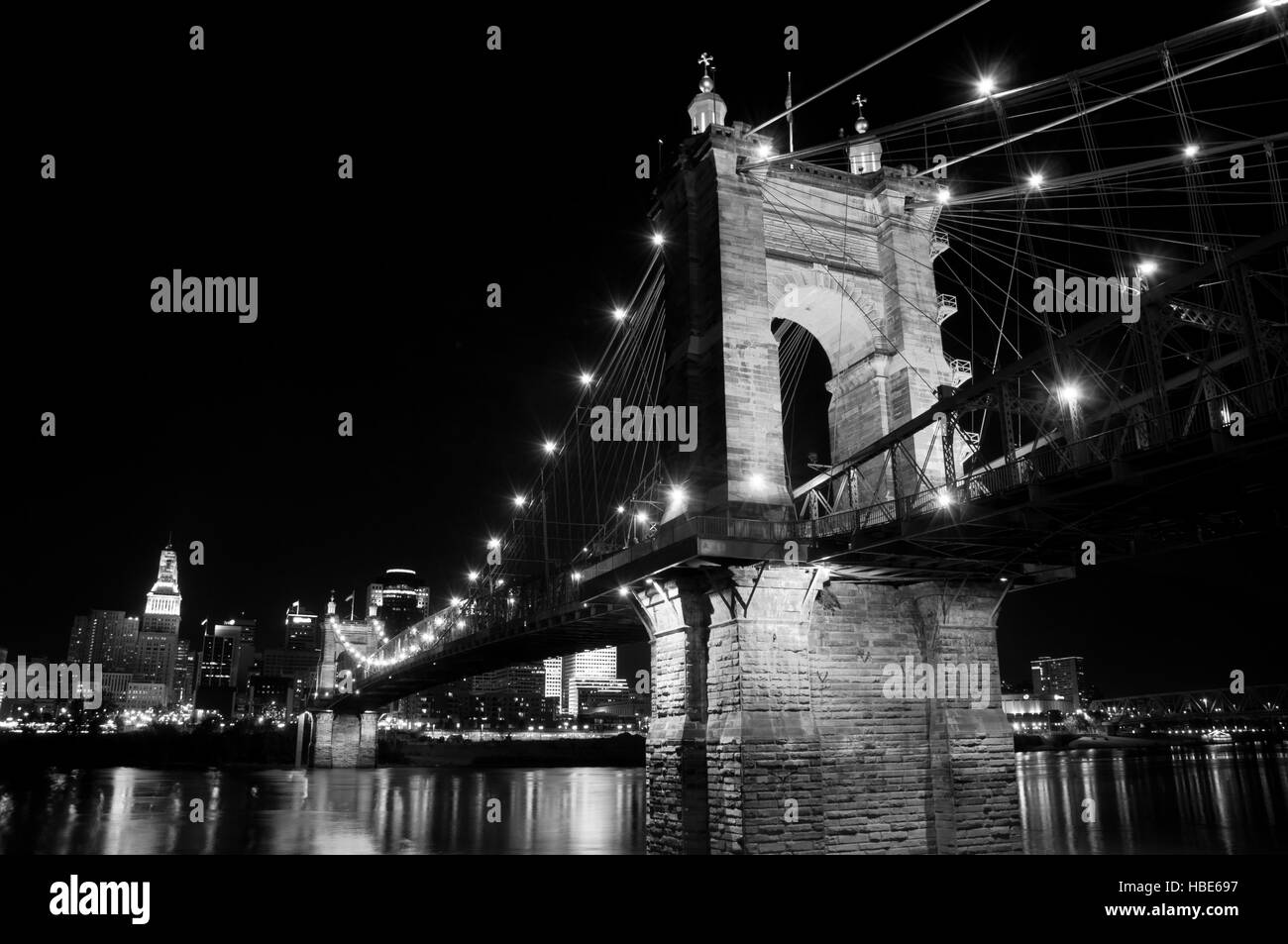 Roebling bridge di notte sopra il fiume Ohio. Foto Stock