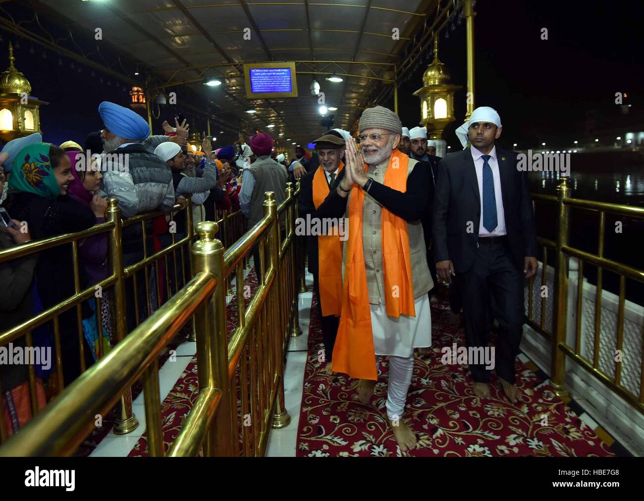 Primo Ministro indiano Narendra Modi e il Presidente afgano il dottor Mohammad Ashraf Ghani, sinistra, saluta i fedeli durante una visita il Tempio Dorato Dicembre 3, 2016 di Amritsar, Punjab (India). Il Tempio d'oro è considerato il centro della religione Sikh. Foto Stock