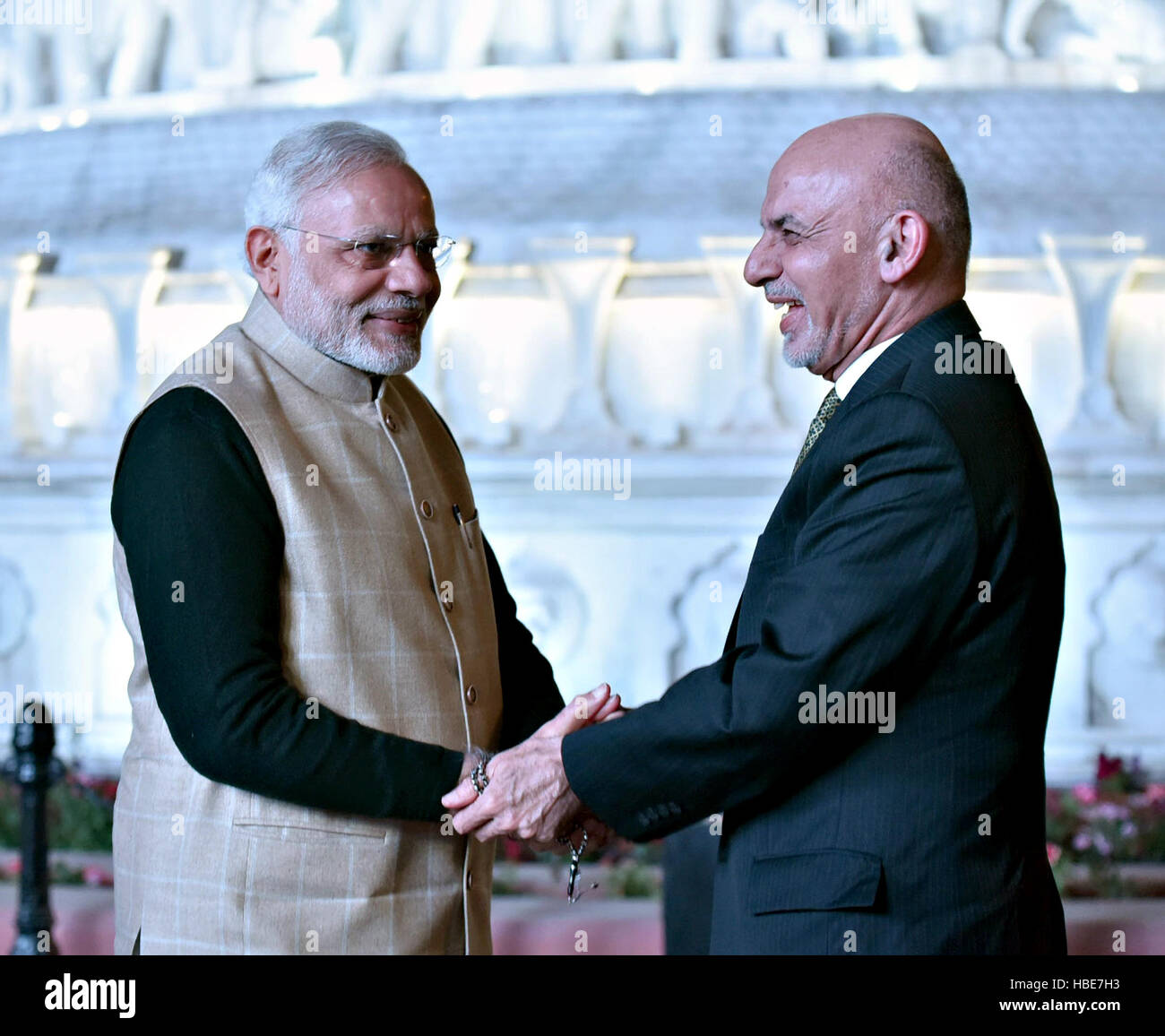 Primo Ministro indiano Narendra Modi saluta il presidente afgano il dottor Mohammad Ashraf Ghani, destra durante una visita al Tempio d'oro 3 Dicembre 2016 di Amritsar, Punjab (India). Il Tempio d'oro è considerato il centro della religione Sikh. Foto Stock