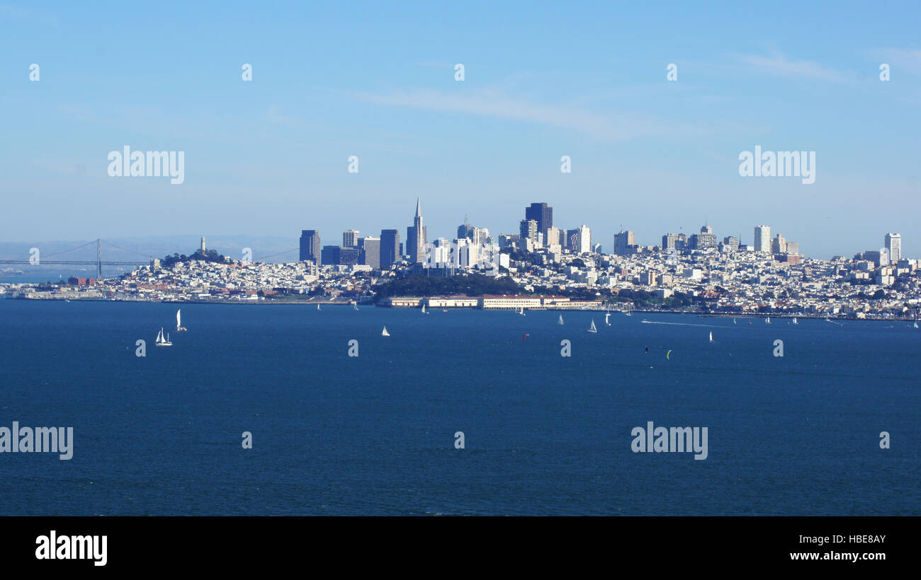 SAN FRANCISCO, STATI UNITI D'AMERICA - Ottobre 4th, 2014: vista del centro della città di grattacielo paesaggio con poca vela stivali di navi Foto Stock