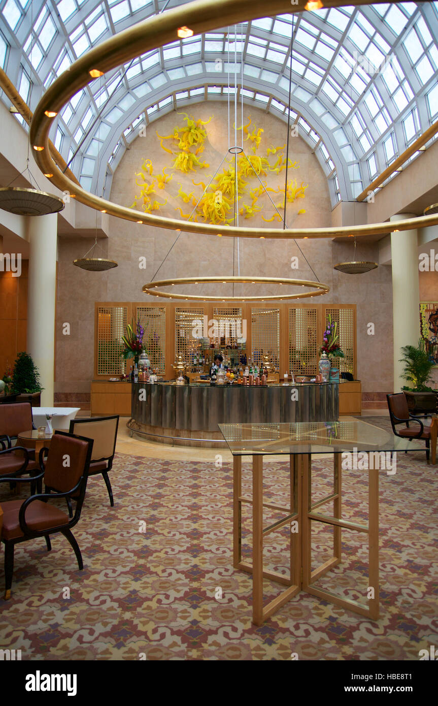 SINGAPORE - Luglio 23rd, 2016: luxury hotel lobby con pavimenti di marmo e vetro Foto Stock