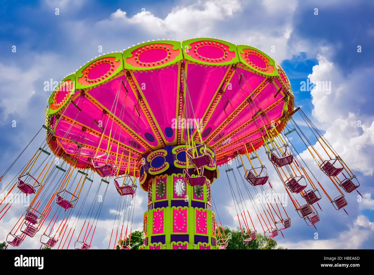 Colorato battenti corsa di rotazione in movimento presso il parco di divertimenti Foto Stock