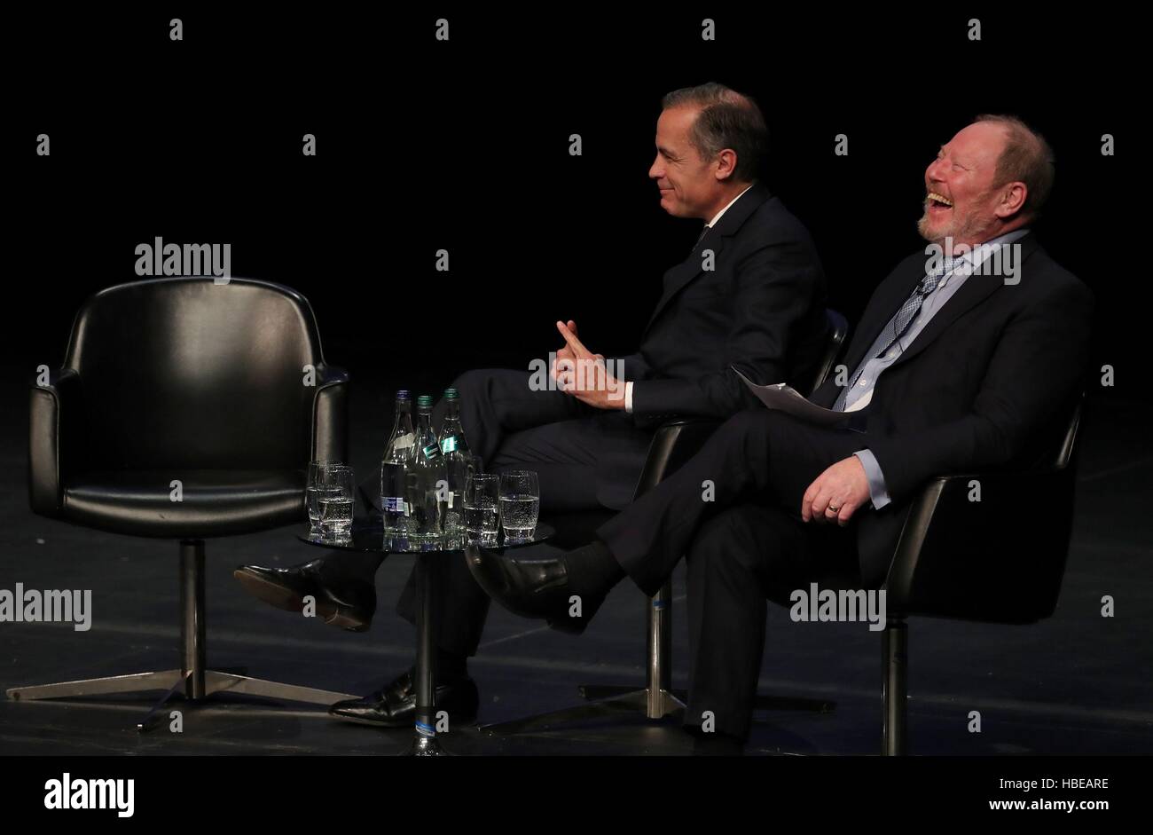 Banca d'Inghilterra governatore Mark Carney e Roger Phillips da BBC Radio Merseyside condividere uno scherzo prima del Signor Carney ha consegnato il Liverpool John Moores University di Roscoe Lecture, AL BT Convention Centre di Liverpool. Foto Stock