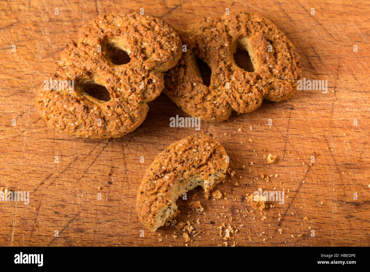 In casa di farina di grano saraceno biscotti con zucchero di canna su sfondo di legno Foto Stock
