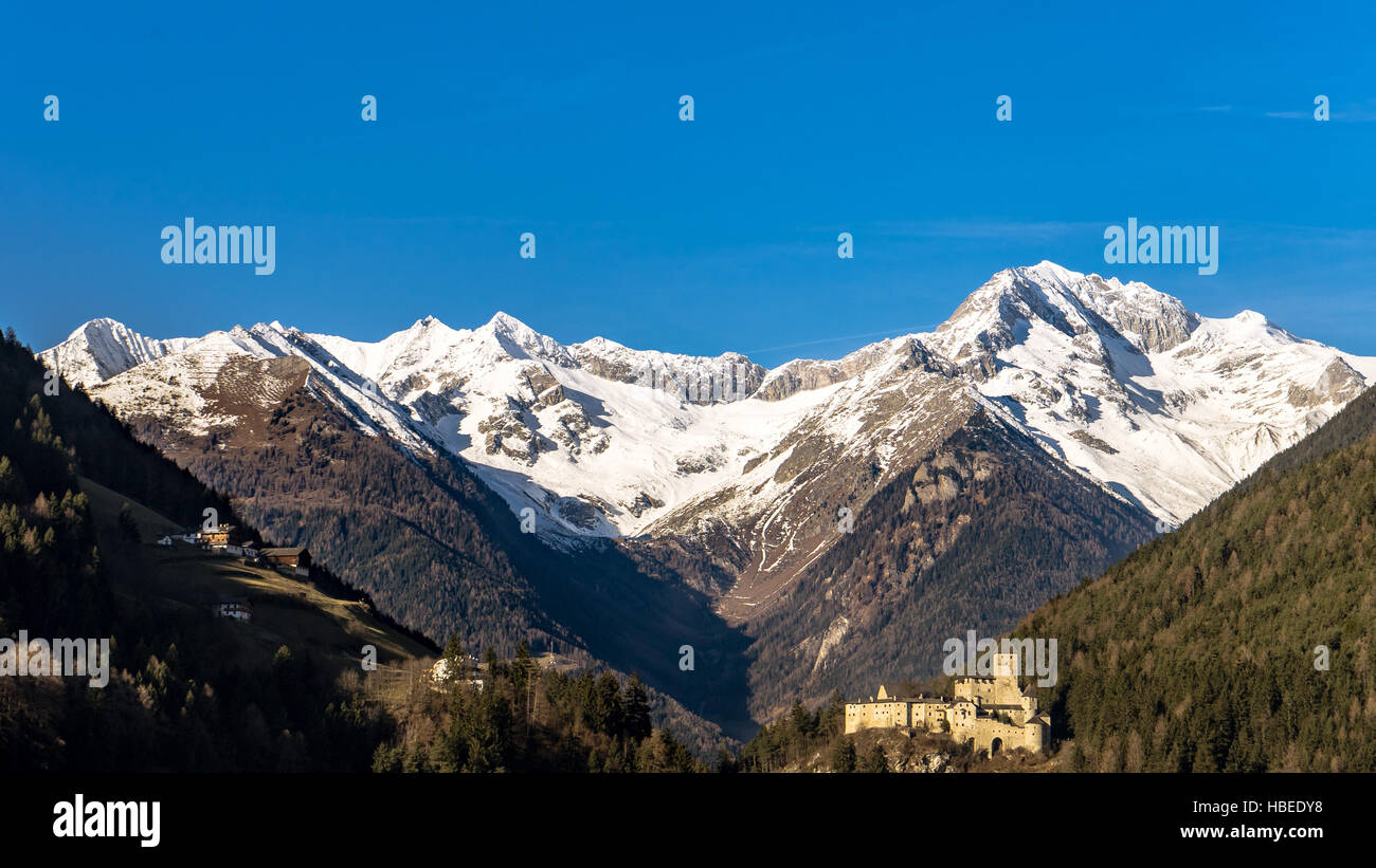 Castello Sand in Taufers, Burg Taufers con Dolomiti italiane, Südtirol, Alto Adige, Dolomiti - Alto Adige - Italia Foto Stock