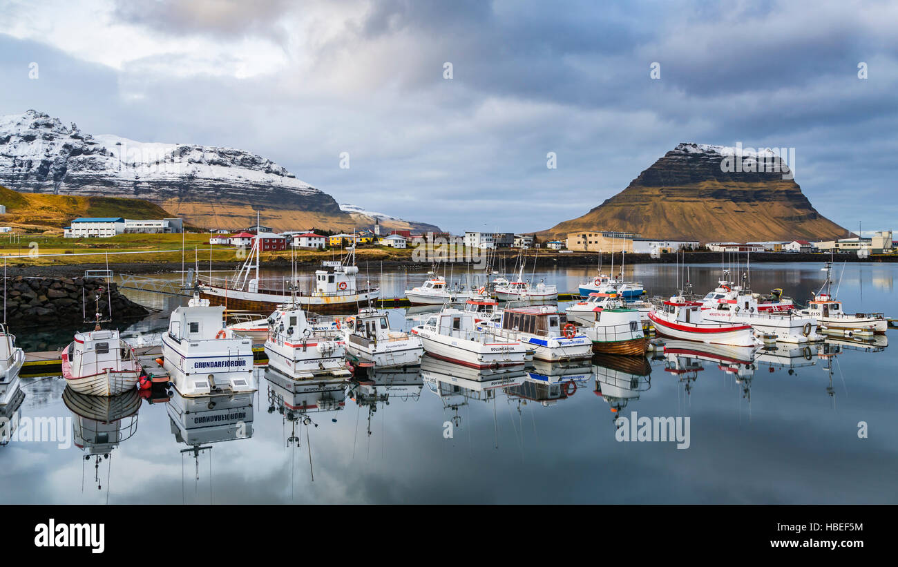 Riflessioni di barche in marina presso il villaggio di Grundarfjordur, Islanda, l'Europa. Foto Stock