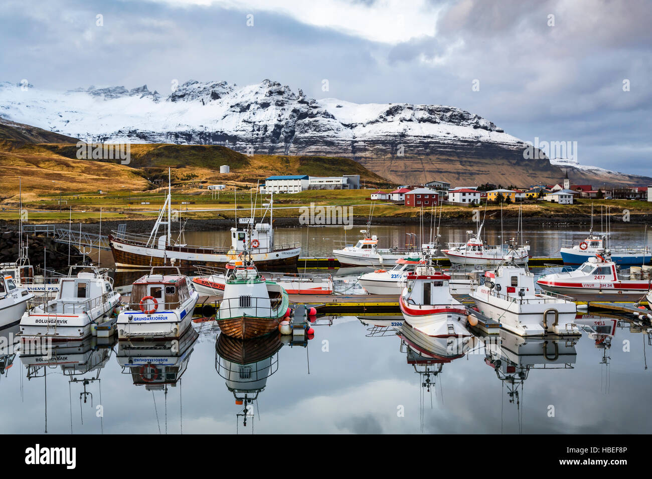 Riflessioni di barche in marina presso il villaggio di Grundarfjordur, Islanda, l'Europa. Foto Stock