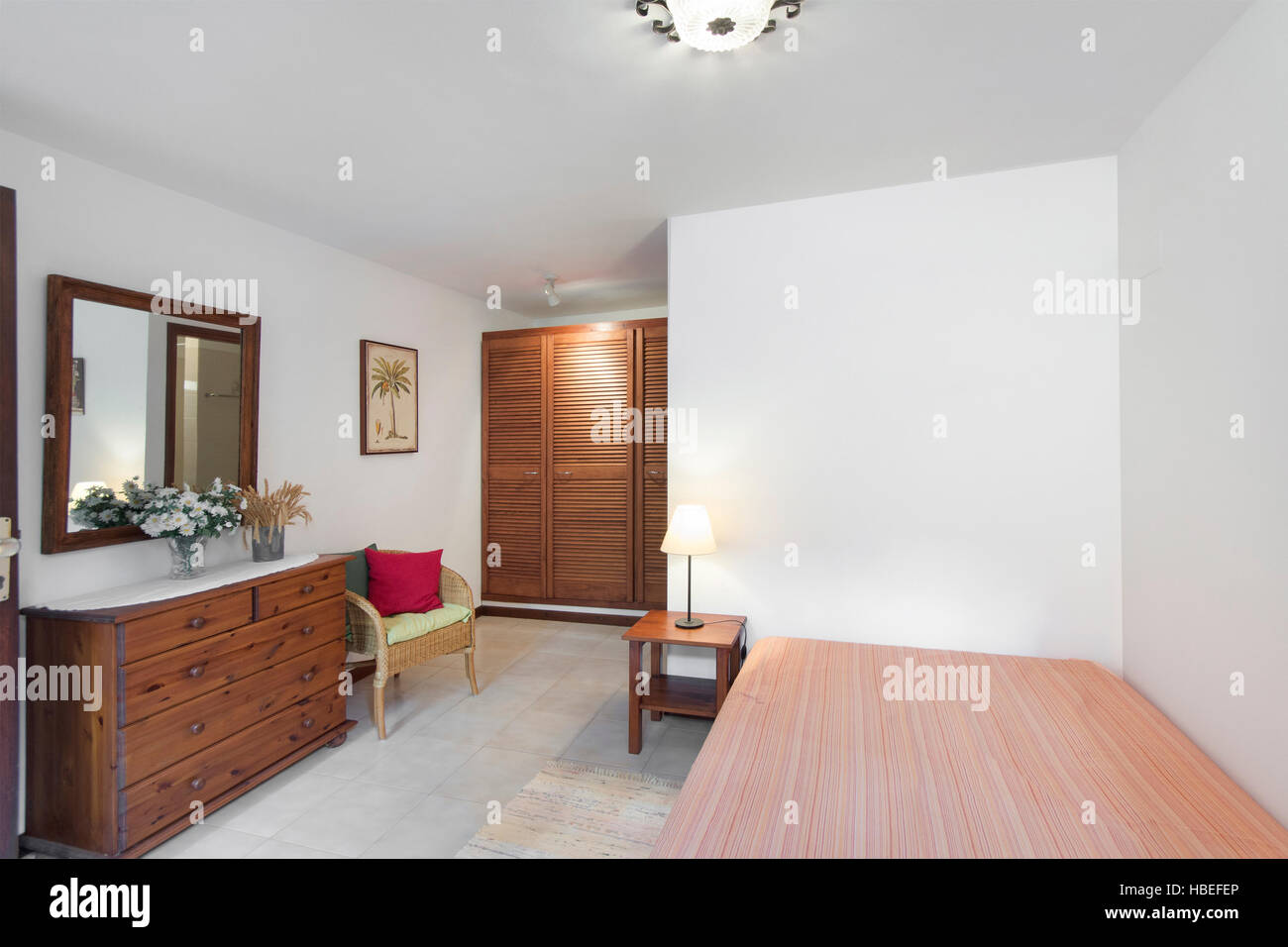 Piccolo appartamento camera / camera da letto con mobili in legno Foto Stock