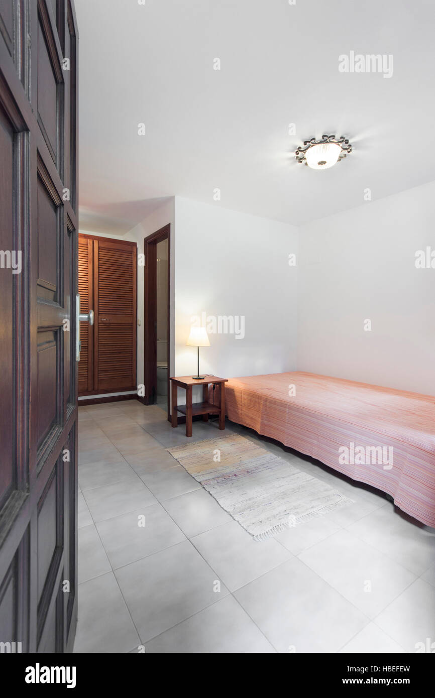 Piccolo appartamento camera / camera da letto con mobili in legno Foto Stock