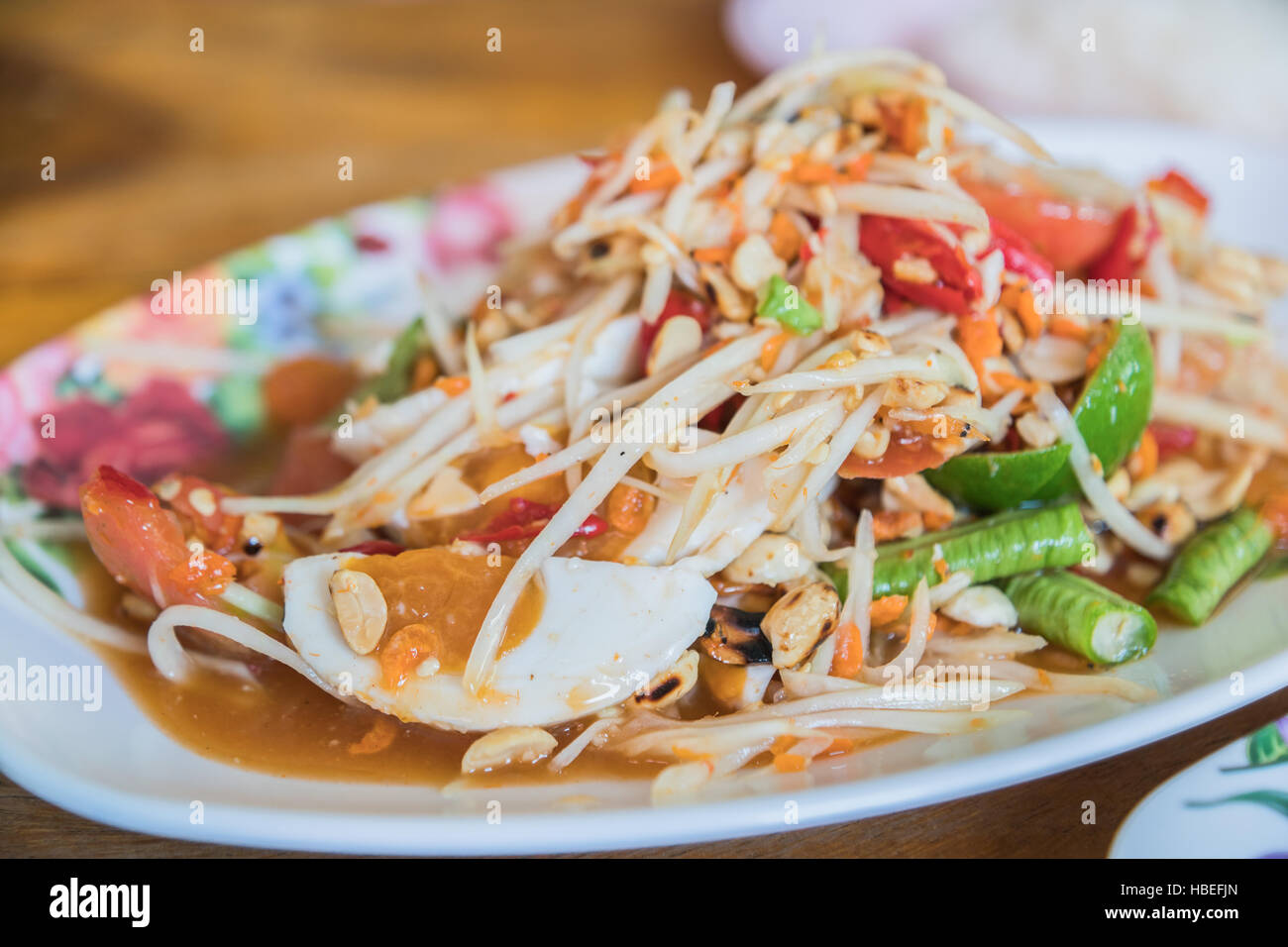 Som Tum o insalata di papaia, papaia Pok Pok, tailandese tradizionale cucina popolare, cibo tailandese. Ancora rustico stile di vita. Somtum includono il granchio. Foto Stock