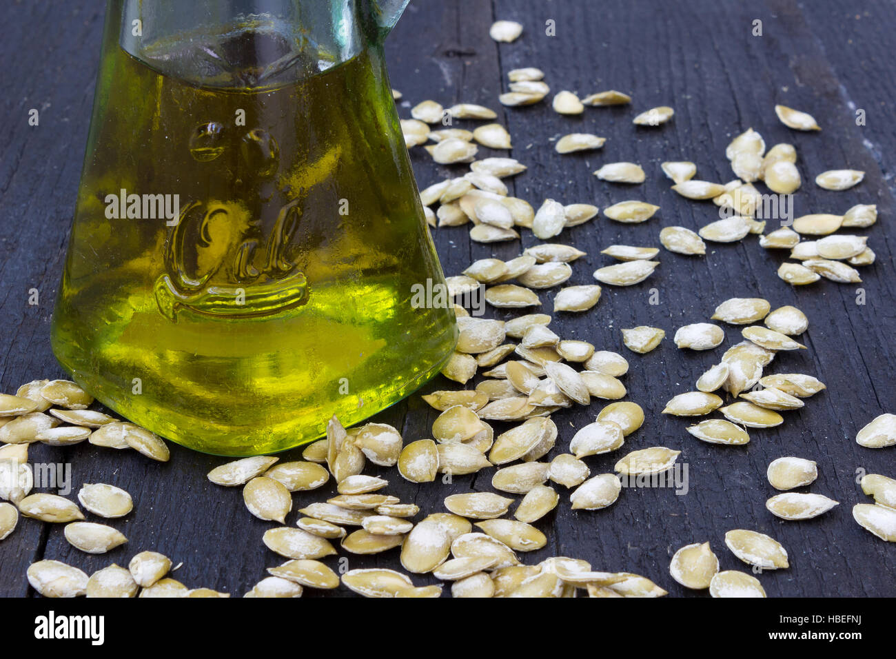 I semi di zucca olio in bottiglia di vetro Foto Stock