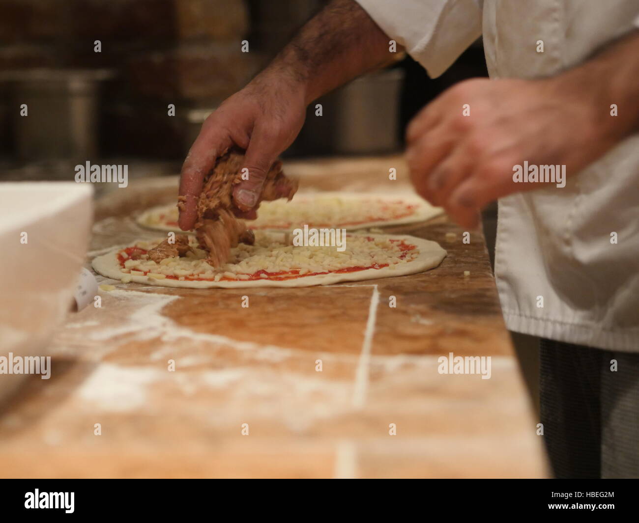 Preparato per pizza la cottura Foto Stock