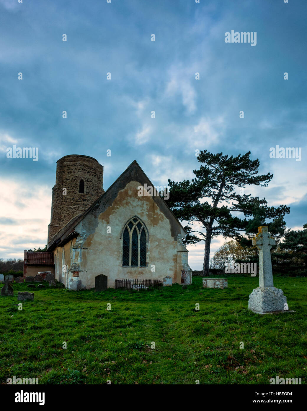 Ramsholt, Woodbridge. England Regno Unito. Ramsholt Chiesa di Tutti i Santi fotografato durante il crepuscolo per illuminazione delicata e drammatica del cielo. Foto Stock